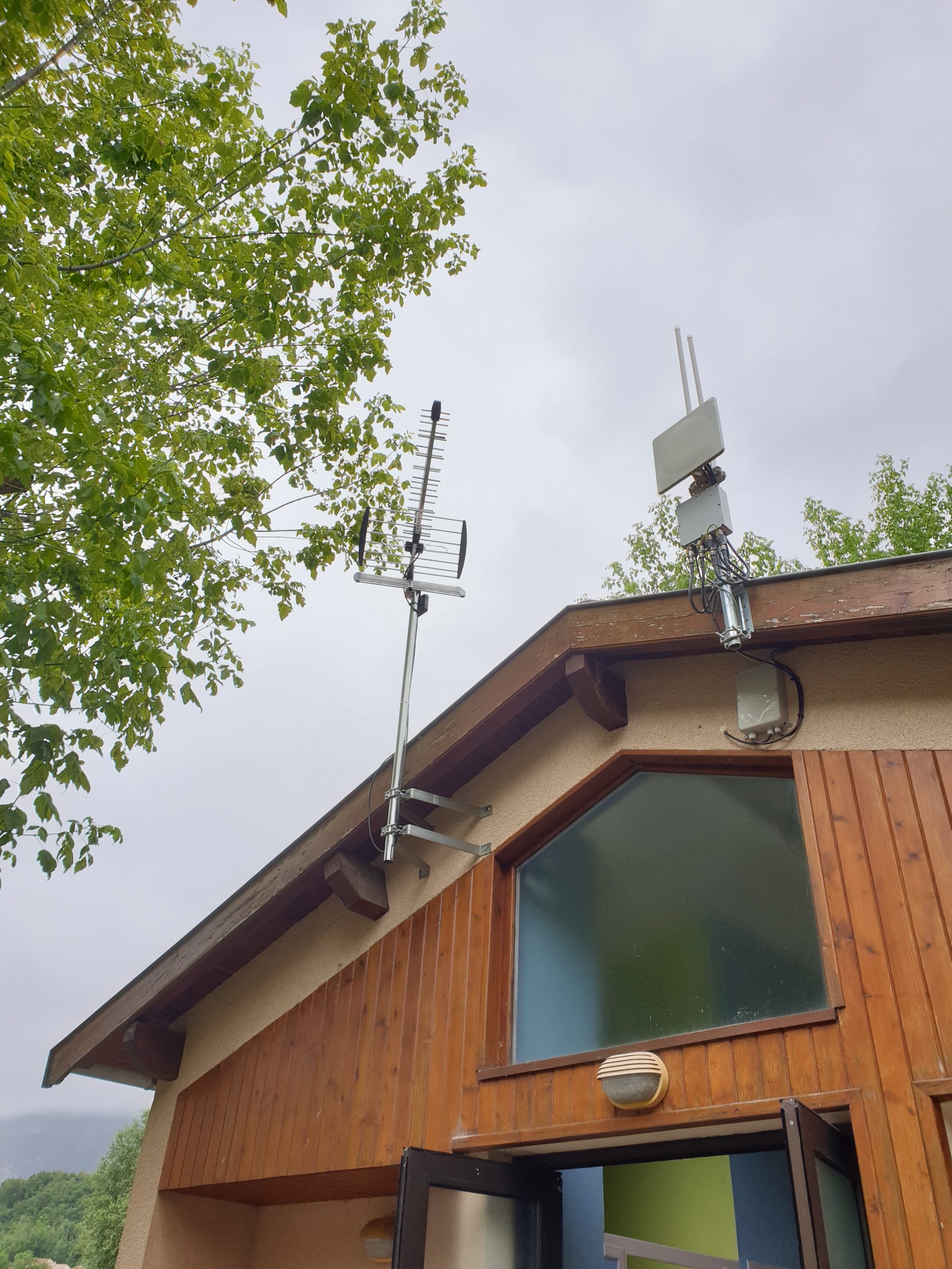 Installation antenne à Niaux